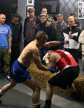 Matt Thorne vs Seth Jones (1972-19 April 2023 R.I.P) in red vs Matt Thorne. Jones, who was a trainee Solicitor, KO'd Thorne in round 1. Thorne was originally scheduled to fight Nicola Aretusa, but Aretusa pulled out, so Jones stepped in. Jones went on to produce a record of W4, L4, (3KO). He died suddenly at home 16 days after his last fight against Christian Evans, who stopped Jones by TKO in round 2. bbad 2 27 oct 2012 atherstone. seth jones vs matt thorne 1